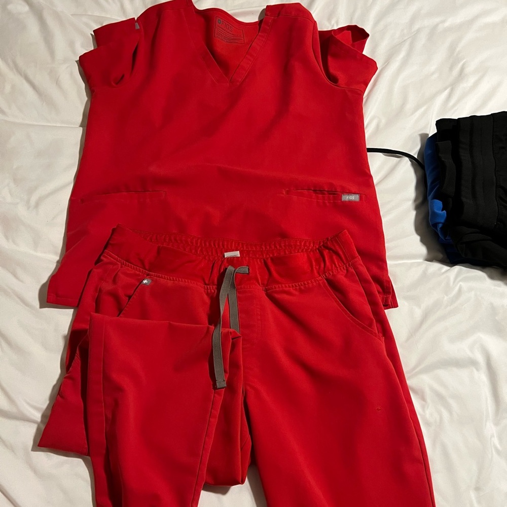 Figs Red Scrub Set